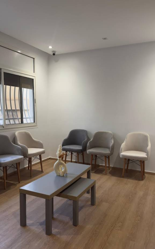 Salle d'attente confortable avec fauteuils modernes